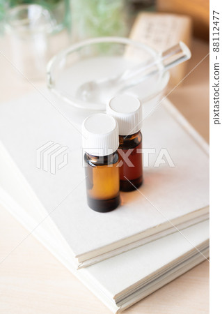使用精油由100％天然成分製成的手工化妝品 88112477