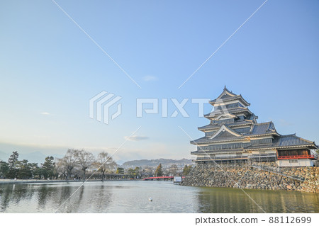 長野縣松本市在晴朗的天氣裡看著松本城和漂浮在水面上的天鵝 88112699