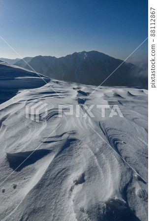 Kasumidake and Kazemon seen from the Nishihotakadake ridgeline in early spring 88112867