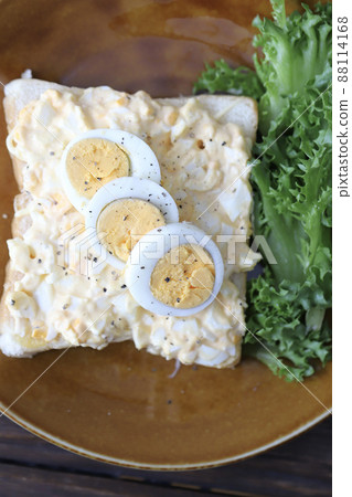 開放式三明治，上面有很多雞蛋 88114168