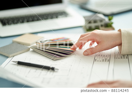 設計房子的亞裔女性建築師 88114245