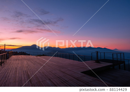 來馬山的黎明（八岳和富士山） 88114429