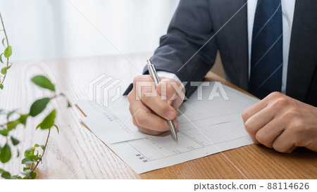 寫簡歷的西裝男│求職/求職圖片 寫簡歷的西裝男│求職/求職圖片 88114626