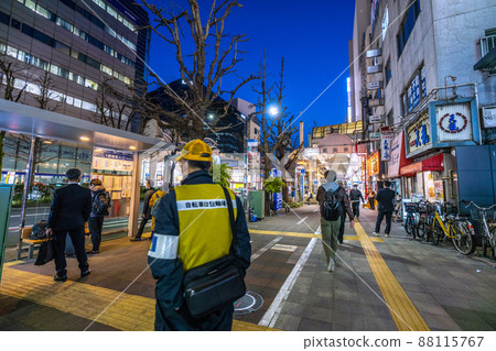 日本川崎市容 自行車停在自行車停車場...川崎站前的自行車問題...(後面右邊是銀座街,左邊是銀龍街) 日本川崎市容 自行車停在自行車停車場...川崎站前的自行車問題...(後面右邊是銀座街,左邊是銀龍街) 88115767