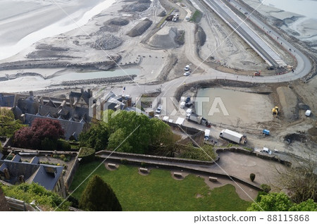 法國 Mont Saint Michel 正在建設中的道路和橋樑 88115868