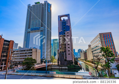 芝浦市、港區、東京桃代橋和首都馬克塔的城市景觀 88116336