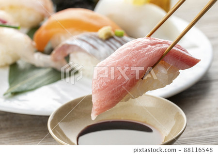 Nigiri 壽司放在盤子裡 Nigiri 壽司放在盤子裡 88116548