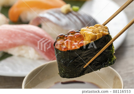 Nigiri 壽司放在盤子裡 Nigiri 壽司放在盤子裡 88116553