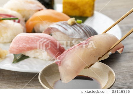 Nigiri 壽司放在盤子裡 Nigiri 壽司放在盤子裡 88116556