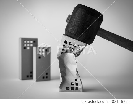 Destroy the building Real estate poor performance Aging Hammer and building Dispose of the condominium and dismantle 88116761