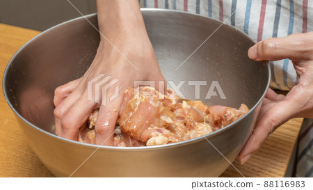 Image of fried chicken preparation 88116983