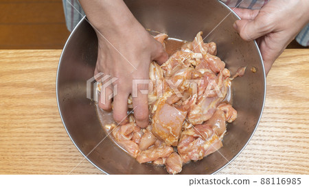 Image of fried chicken preparation 88116985