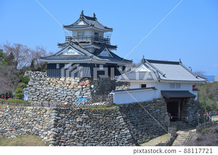 陽光明媚的三河國家“濱松城”城堡塔和石垣島 88117721