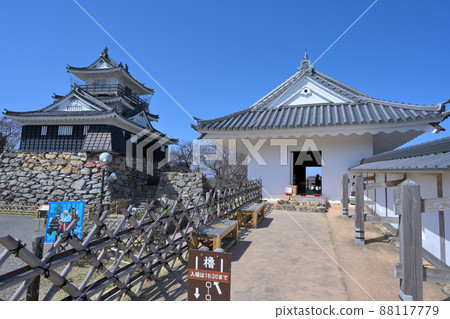 陽光明媚的三河國家“濱松城”城堡塔和石垣島 88117779