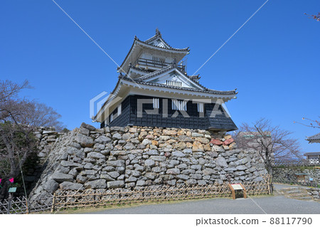 陽光明媚的三河國家“濱松城”城堡塔和石垣島 88117790