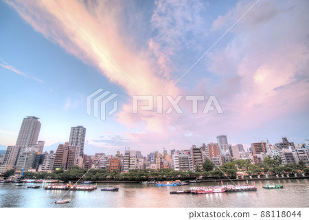 [Tenjin Matsuri] Summer dusk sky at Funawatari 88118044