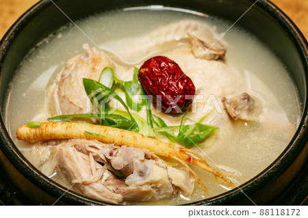 韓國首爾一家著名餐廳的美味參雞湯 88118172