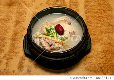 韓國首爾一家著名餐廳的美味參雞湯 韓國首爾一家著名餐廳的美味參雞湯 88118174