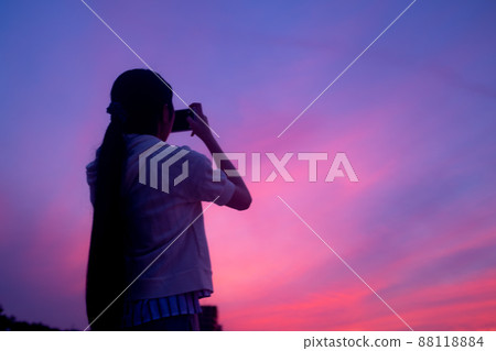 拍攝黃昏天空的女人 88118884