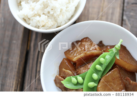 Pork belly seasoned with oyster sauce and radish and rice 88118934
