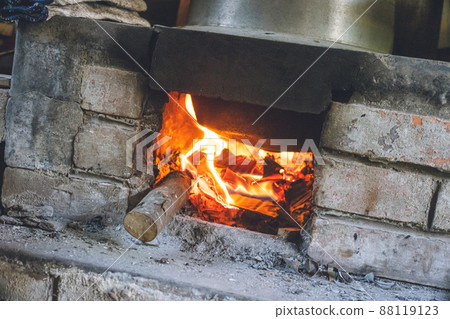 在日本老民居的廚房裡燒柴做飯 88119123