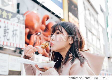 大阪南區吃章魚燒的女人 大阪南區吃章魚燒的女人 88119428