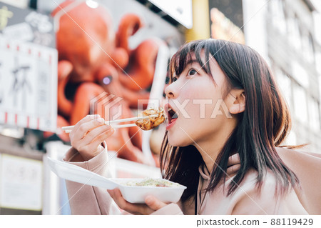 大阪南區吃章魚燒的女人 88119429