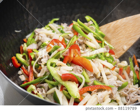 Fry green pepper steak in a wok Fry green pepper steak in a wok 88119789