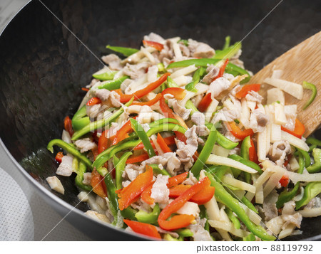 Fry green pepper steak in a wok 88119792