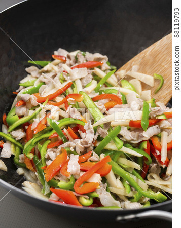 Fry green pepper steak in a wok Fry green pepper steak in a wok 88119793