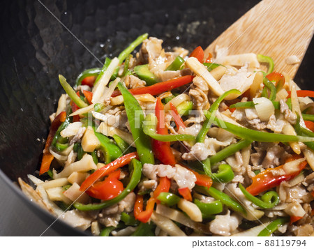 Fry green pepper steak in a wok 88119794