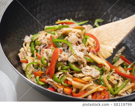 Fry green pepper steak in a wok 88119799