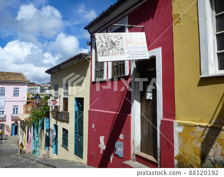 巴西薩爾瓦多 Pelourinho 廣場附近色彩繽紛的建築和城市景觀 88120192