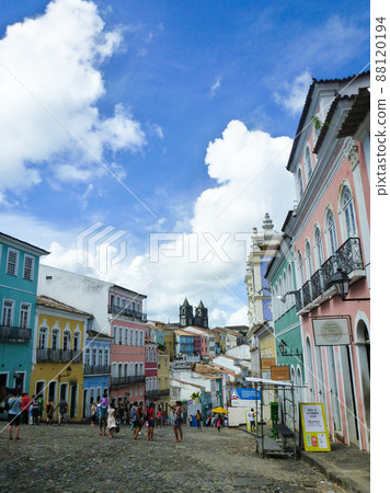 巴西薩爾瓦多 Pelourinho 廣場附近色彩繽紛的建築和城市景觀 88120194