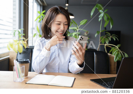 業務場景女性 業務場景女性 88120336