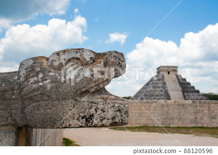 Close-up of the head of the supreme god serpent Kukulkan next to the pyramid at Chichen Itza, Mexico 88120596