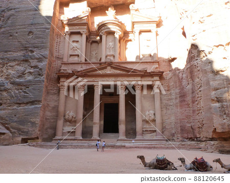Front side view of the rosy El Hazne Treasure Hall at the Petra Ruins in Jordan 88120645