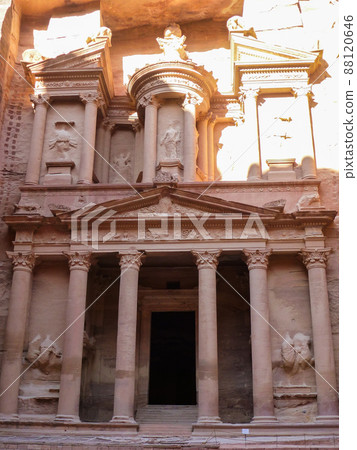 Close-up of the pink facade of the El Hazne Treasury at Petra, Jordan 88120646
