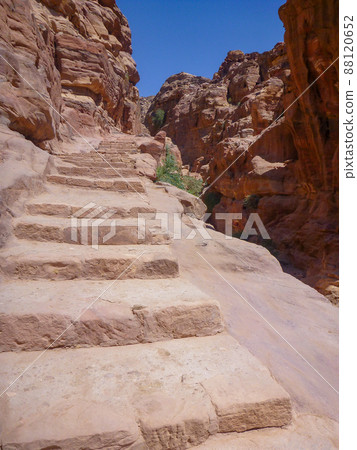 通往約旦佩特拉遺址埃迪爾修道院的長樓梯 通往約旦佩特拉遺址埃迪爾修道院的長樓梯 88120652