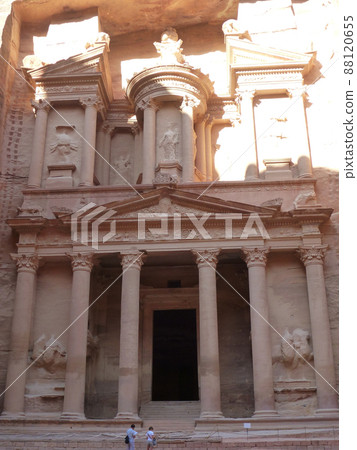Close-up of the pink facade of the El Hazne Treasury at Petra, Jordan 88120655