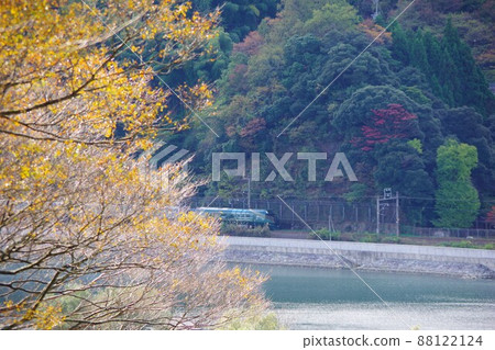 沿著兵庫縣豐岡市丸山川行駛的豪華列車“水風” 沿著兵庫縣豐岡市丸山川行駛的豪華列車“水風” 88122124