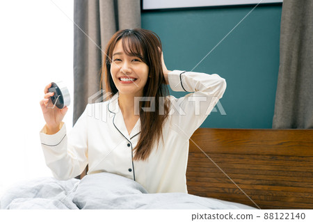 睡過頭的年輕女人 睡過頭的年輕女人 88122140