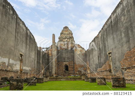 Ruin of Wat Phra Si Mahathat in Lopburi,Thailand. Ruin of Wat Phra Si Mahathat in Lopburi,Thailand. 88123415