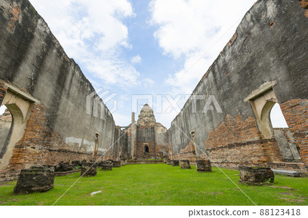 Ruin of Wat Phra Si Mahathat in Lopburi,Thailand. Ruin of Wat Phra Si Mahathat in Lopburi,Thailand. 88123418