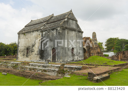 Ruin of Wat Phra Si Mahathat in Lopburi,Thailand. Ruin of Wat Phra Si Mahathat in Lopburi,Thailand. 88123420