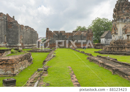 Ruin of Wat Phra Si Mahathat in Lopburi,Thailand. Ruin of Wat Phra Si Mahathat in Lopburi,Thailand. 88123423