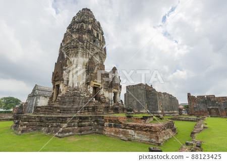 Ruin of Wat Phra Si Mahathat in Lopburi,Thailand. Ruin of Wat Phra Si Mahathat in Lopburi,Thailand. 88123425