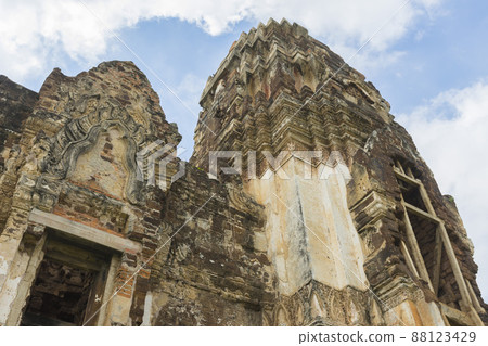 Ruin of Wat Phra Si Mahathat in Lopburi,Thailand. Ruin of Wat Phra Si Mahathat in Lopburi,Thailand. 88123429