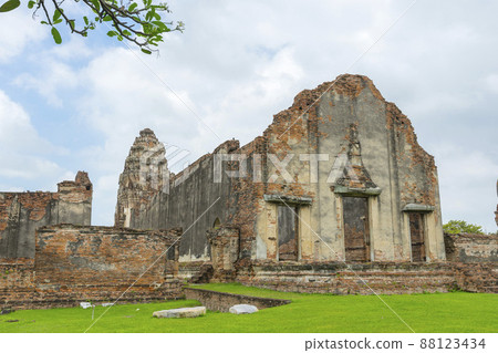 Ruin of Wat Phra Si Mahathat in Lopburi,Thailand. Ruin of Wat Phra Si Mahathat in Lopburi,Thailand. 88123434