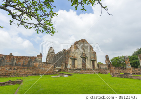 Ruin of Wat Phra Si Mahathat in Lopburi,Thailand. Ruin of Wat Phra Si Mahathat in Lopburi,Thailand. 88123435